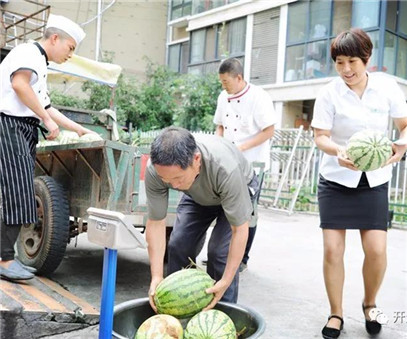 買下一整車西瓜，讓瓜農(nóng)早點(diǎn)回家